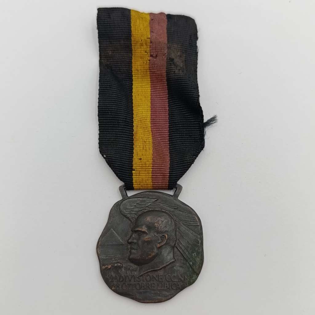 WW2 Italian fascist 2nd division medal