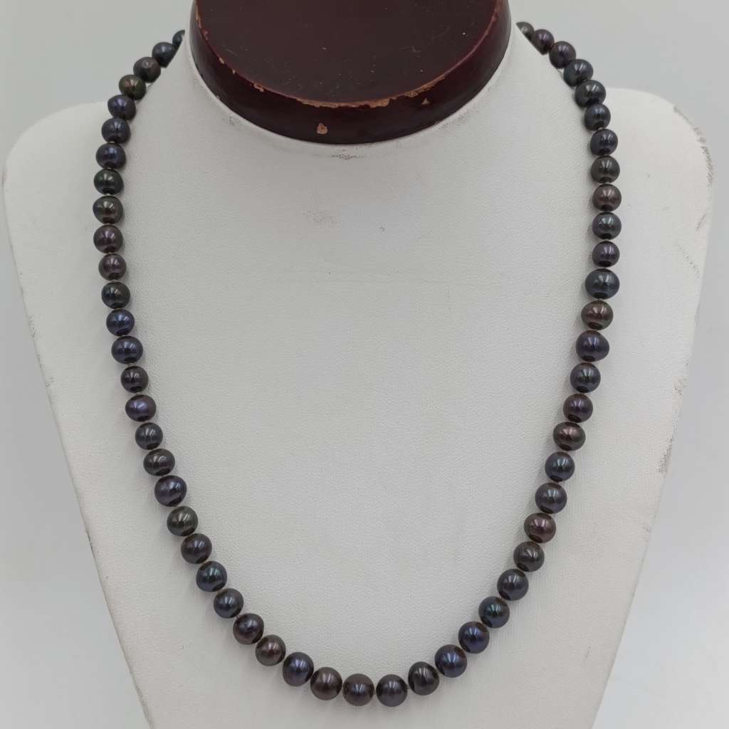 Beautiful string of black pearls necklace - length 45cm