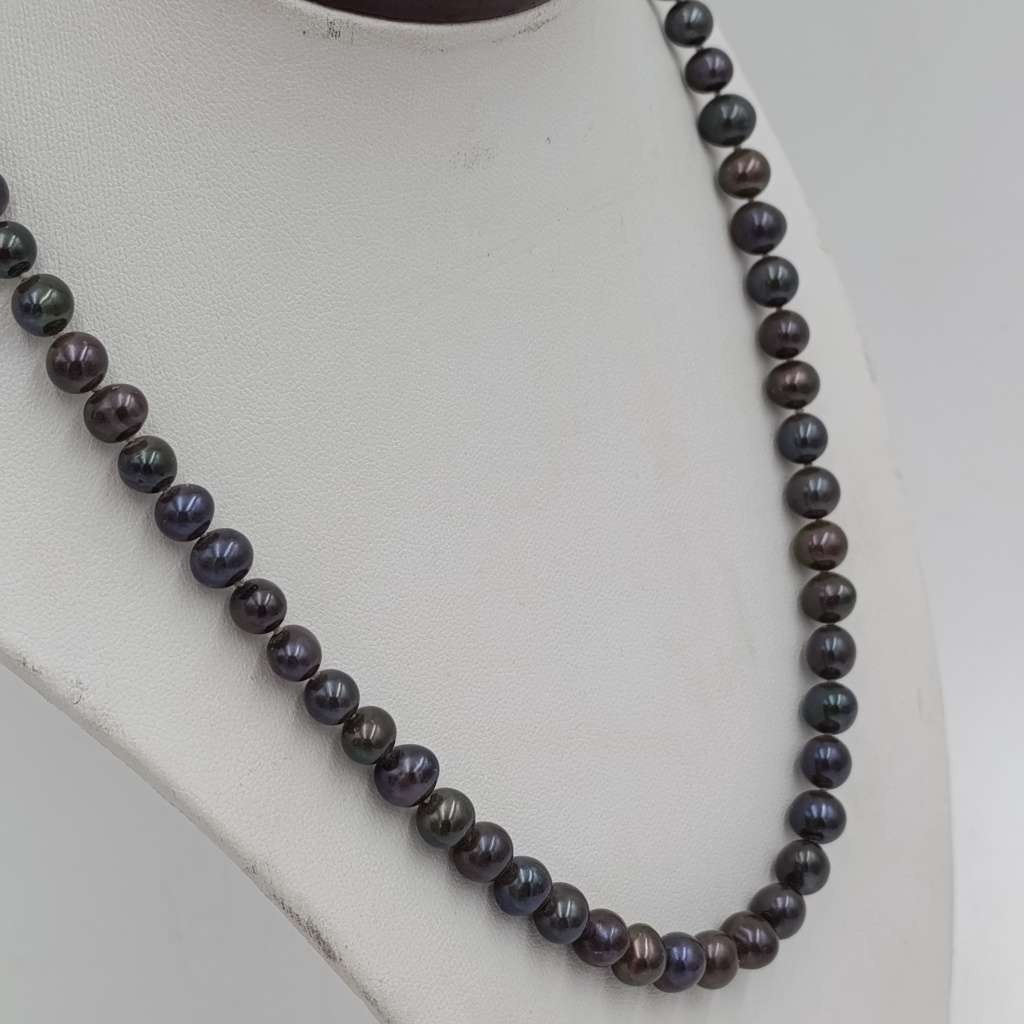 Beautiful string of black pearls necklace - length 45cm