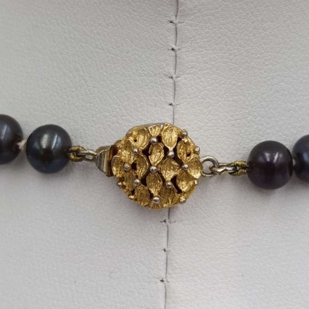 Beautiful string of black pearls necklace - length 45cm