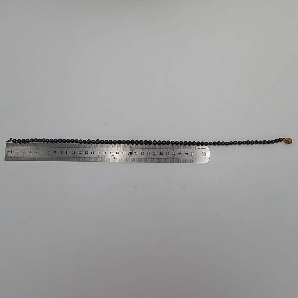 Beautiful string of black pearls necklace - length 45cm