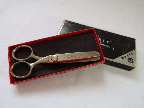 Vintage Dressmaker's pinking Shears in original box - excellent condition