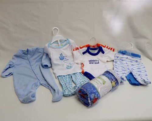 Lot of 7 baby boy clothes ( 0 - 3months ) and baby blanket (new)