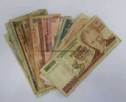 Lot of 16 world banknotes - Sold as a lot