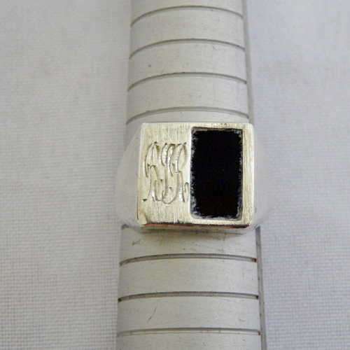 Silver marked mens ring with unknown black stone - Size: U1/2 - Weighs: 5.8 g