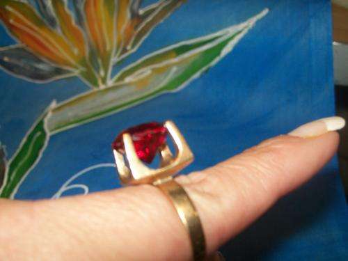 Stunning solid 11gram gold ring - stamped 9ct +- 40 years old
