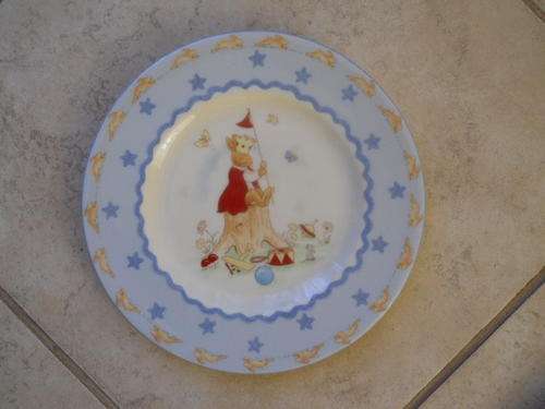 BUNNYKINS 20 cm plate by Royal Doulton with bunny as king on a throne.