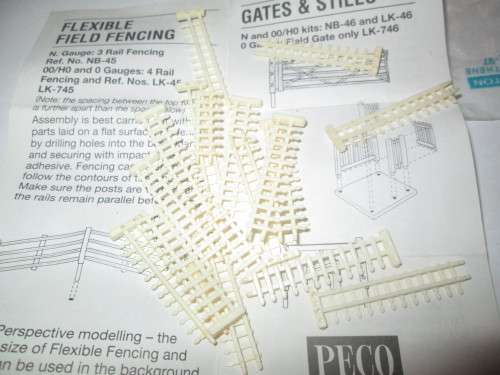 N GAUGE PECO LARGE FENCING 18 PIECES
