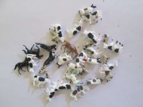 N GAUGE COWS X 18,HORSES X 6,SHEEP X 13