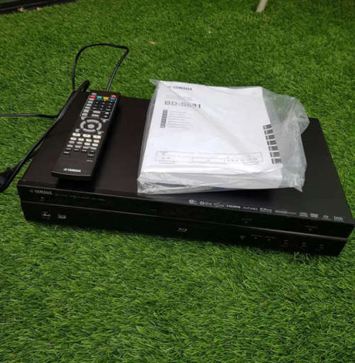 Yamaha BD-S681 Universal Disc Player (free 10 bluray discs andHDMI cable)