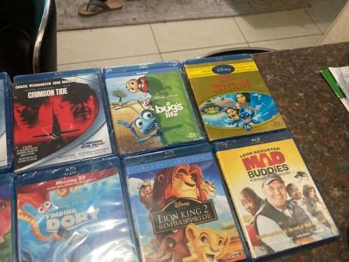 Yamaha BD-S681 Universal Disc Player (free 10 bluray discs andHDMI cable)