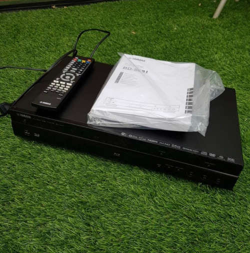 Yamaha BD-S681 Universal Disc Player (free 10 bluray discs andHDMI cable)