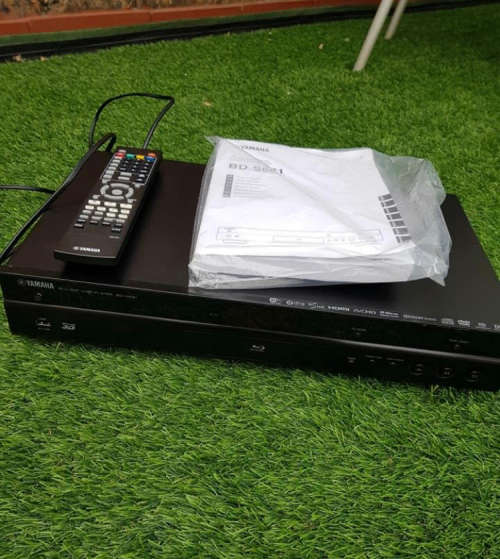 Yamaha BD-S681 Universal Disc Player (free 10 bluray discs andHDMI cable)