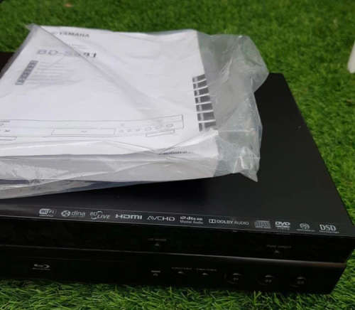 Yamaha BD-S681 Universal Disc Player (free 10 bluray discs andHDMI cable)