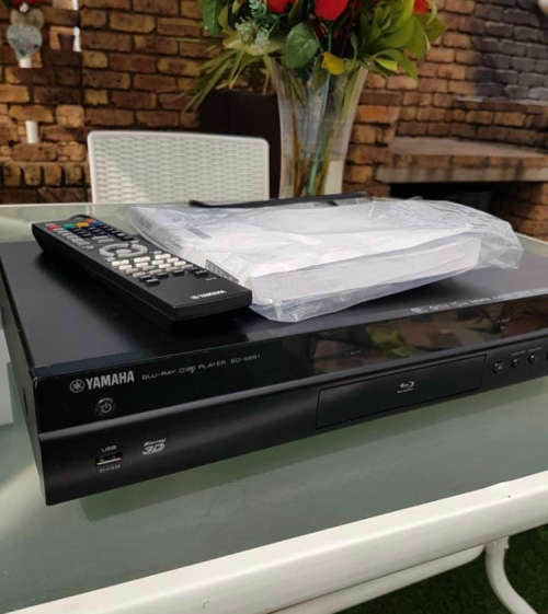 Yamaha BD-S681 Universal Disc Player (free 10 bluray discs andHDMI cable)