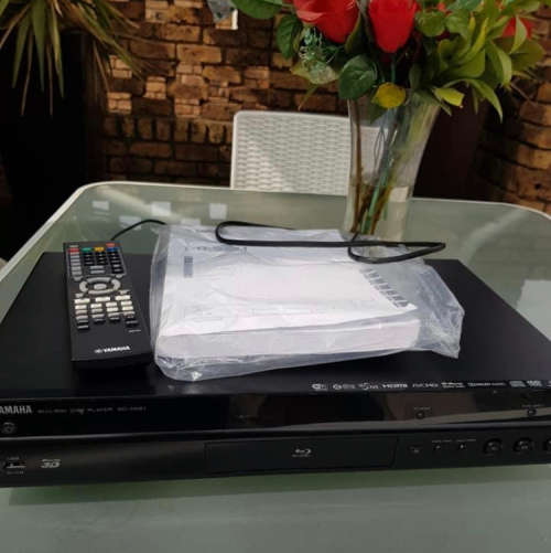 Yamaha BD-S681 Universal Disc Player (free 10 bluray discs andHDMI cable)
