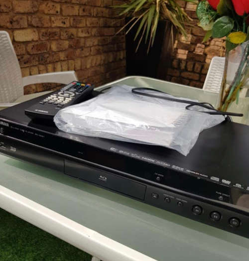 Yamaha BD-S681 Universal Disc Player (free 10 bluray discs andHDMI cable)