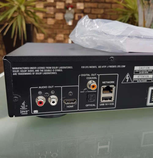 Yamaha BD-S681 Universal Disc Player (free 10 bluray discs andHDMI cable)