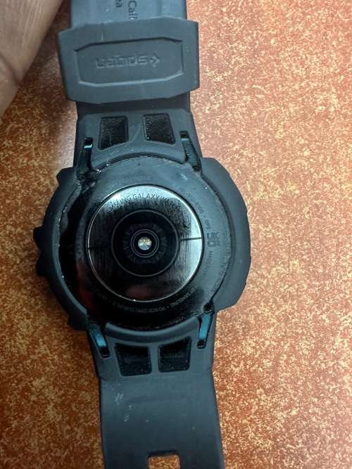 Samsung Watch 4 44mm + Spigen Rugged case worth R999