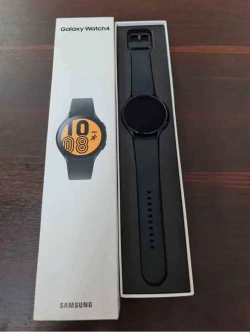 Samsung Watch 4 44mm + Spigen Rugged case worth R999