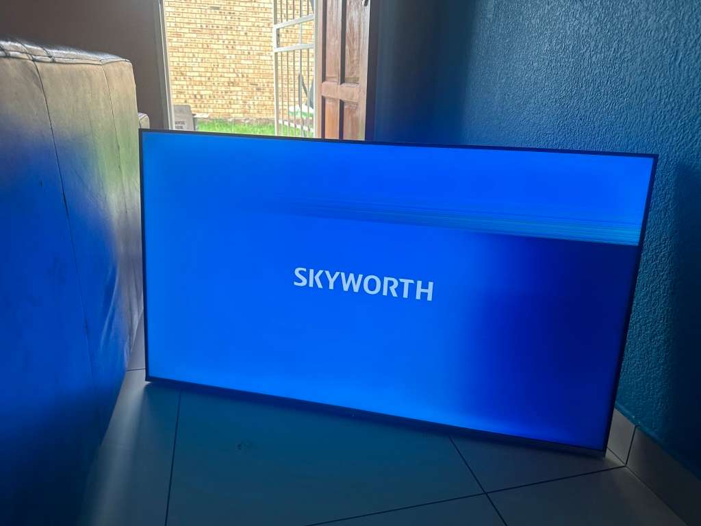 Skyworth 50 smart Tv (Faulty, Please read description and pictures)