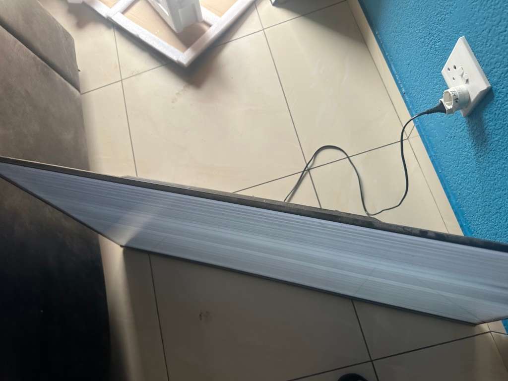 Skyworth 50 smart Tv (Faulty, Please read description and pictures)