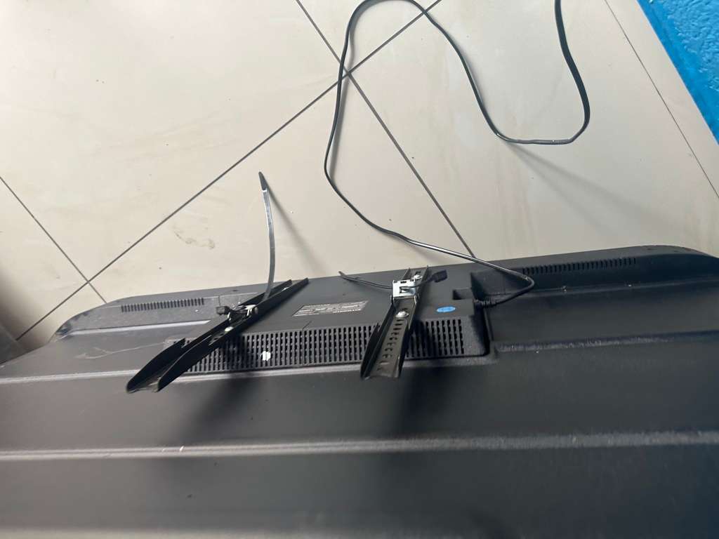 Skyworth 50 smart Tv (Faulty, Please read description and pictures)