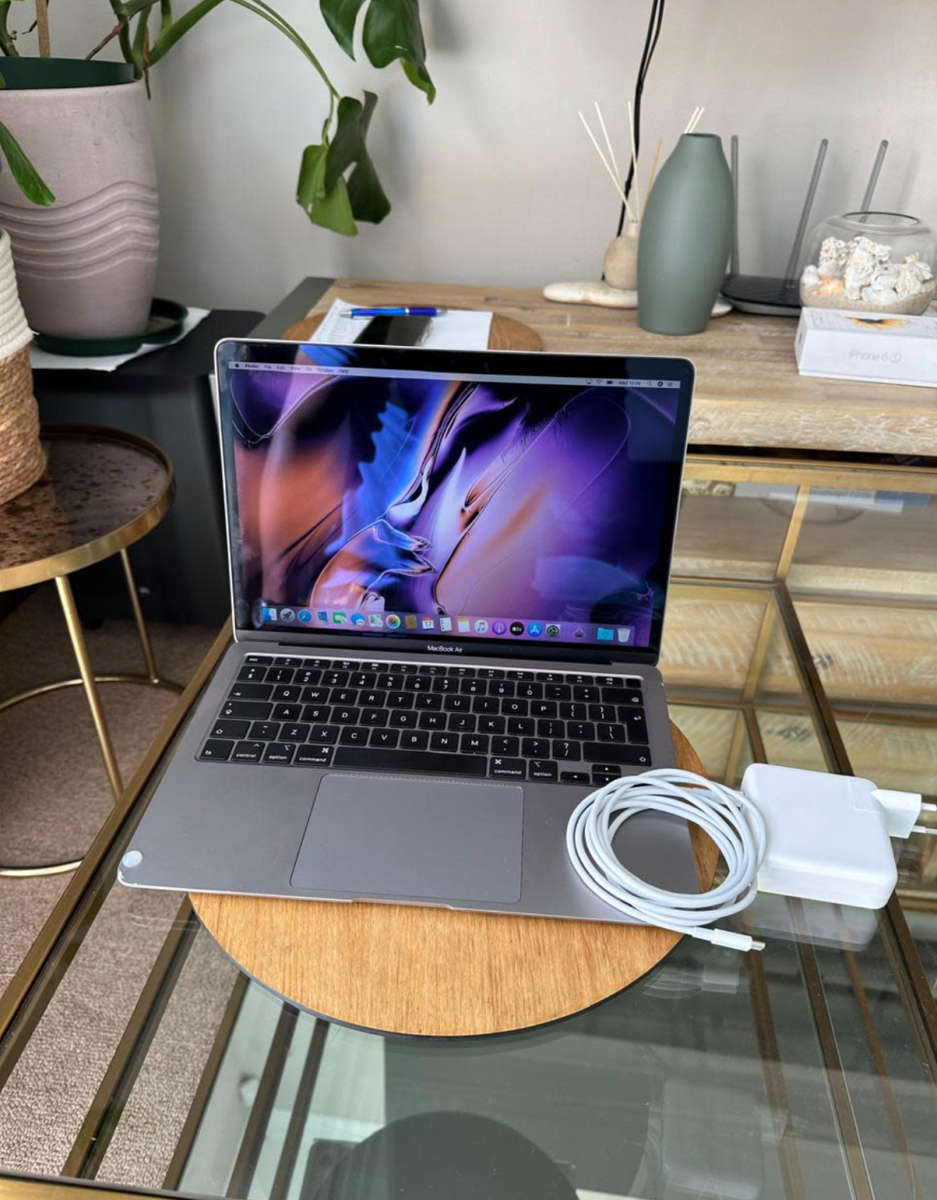 2020 Macbook Air 13 Inch Intel Core i3 (256 SSD)8GB RAM