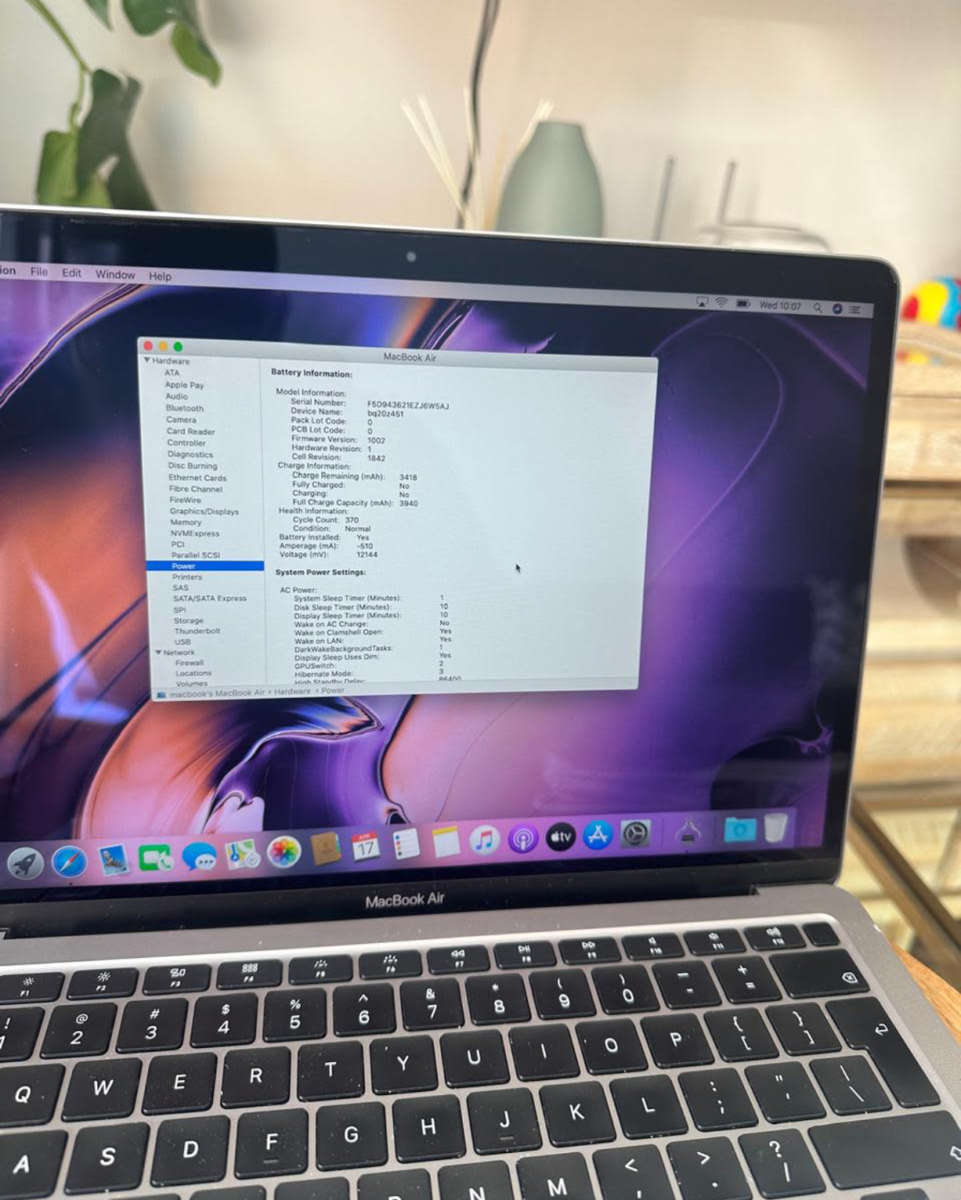 2020 Macbook Air 13 Inch Intel Core i3 (256 SSD)8GB RAM