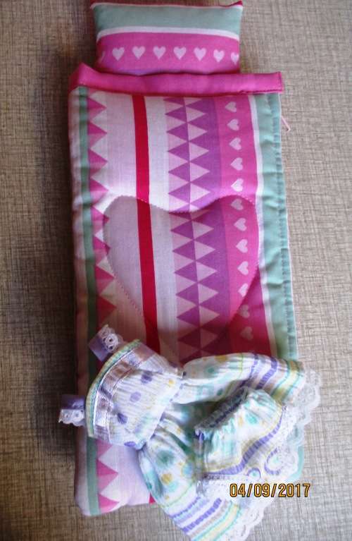 Barbie SUMMER HOLIDAY No2 : 6 outfits plus SLEEPING BAG and CARRY BAG.