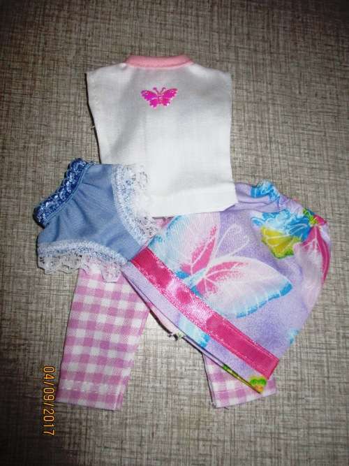 Barbie SUMMER HOLIDAY No2 : 6 outfits plus SLEEPING BAG and CARRY BAG.