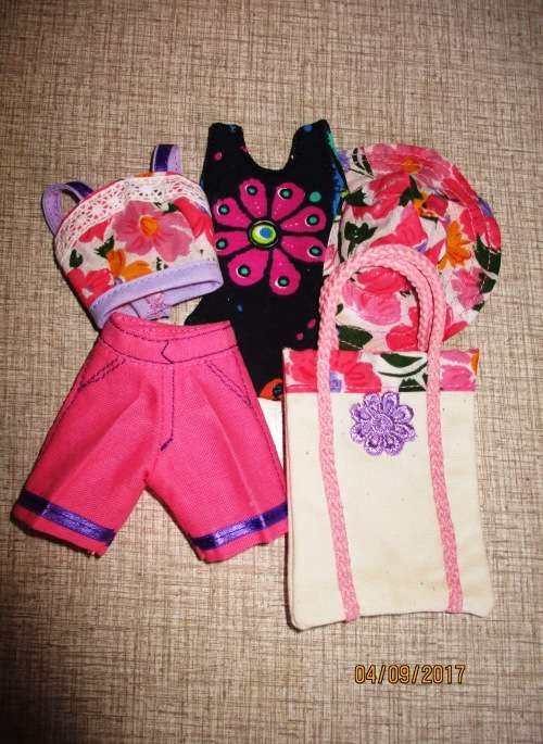 Barbie SUMMER HOLIDAY No2 : 6 outfits plus SLEEPING BAG and CARRY BAG.