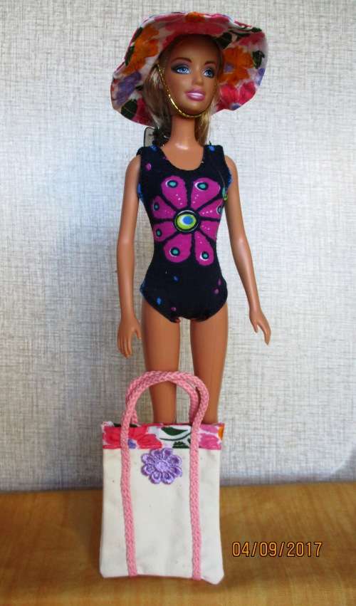 Barbie SUMMER HOLIDAY No2 : 6 outfits plus SLEEPING BAG and CARRY BAG.