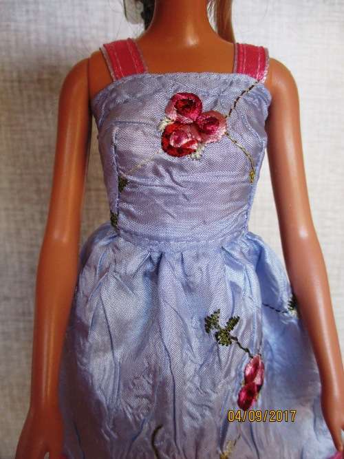 Barbie SUMMER HOLIDAY No2 : 6 outfits plus SLEEPING BAG and CARRY BAG.