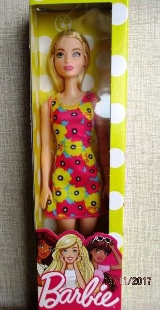 Barbie doll NEW IN BOX - blonde Mona Lisa smile