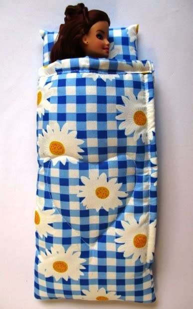 Barbie doll`s SUMMER HOLIDAY set No.13 - 5 outfits plus sleeping bag