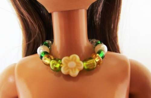 Barbie doll`s shopping bag and necklace set