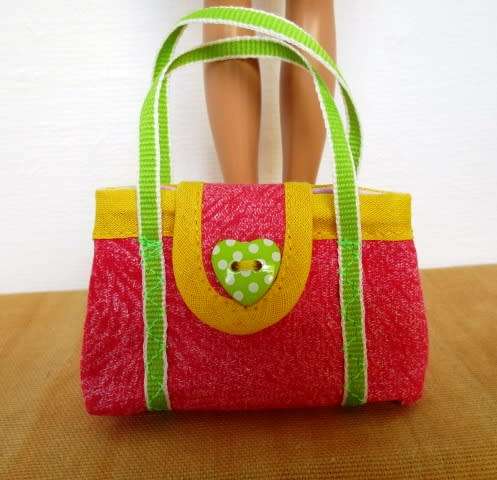 Barbie doll`s shopping bag and necklace set