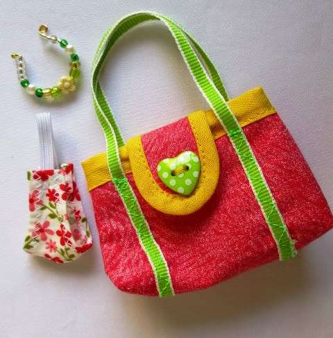 Barbie doll`s shopping bag and necklace set