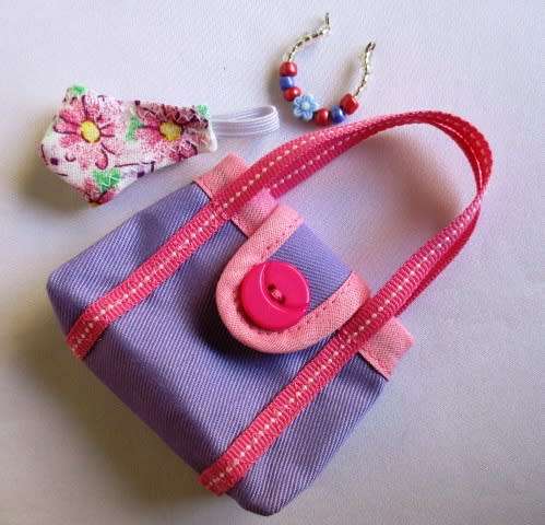 Barbie doll`s shopping bag and necklace set