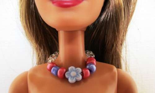 Barbie doll`s shopping bag and necklace set