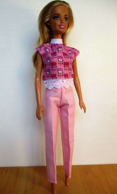 Barbie doll`s Summer Holiday Number 14 - 5 outfits plus sleeping bag