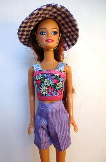 Barbie doll`s Summer Holiday Number 14 - 5 outfits plus sleeping bag