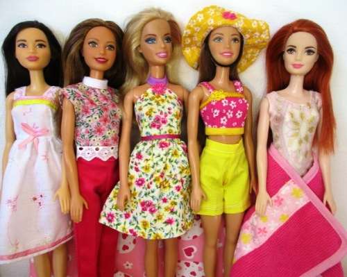 Barbie doll`s SUMMER HOLIDAY no. 16 - 5 outfits plus sleeping bag