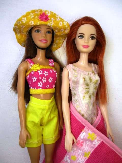 Barbie doll`s SUMMER HOLIDAY no. 16 - 5 outfits plus sleeping bag