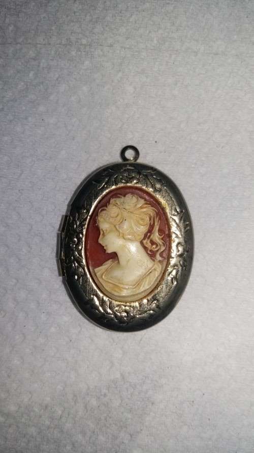 Vintage Cameo Locket - Gold Unknown Metal