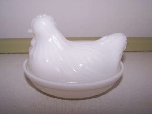 hen on a nest ... milk glass !!!