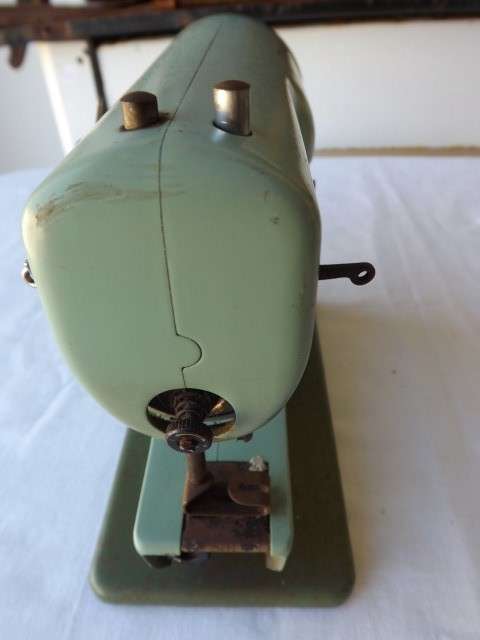 sewing machine ... a miniature elna !!!