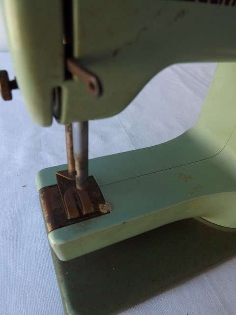 sewing machine ... a miniature elna !!!