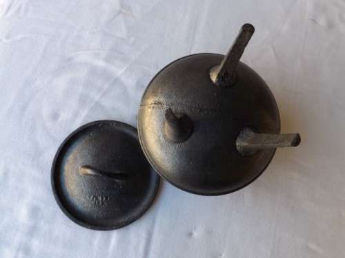 3-legged pot ... falkirk 1/2 !!!